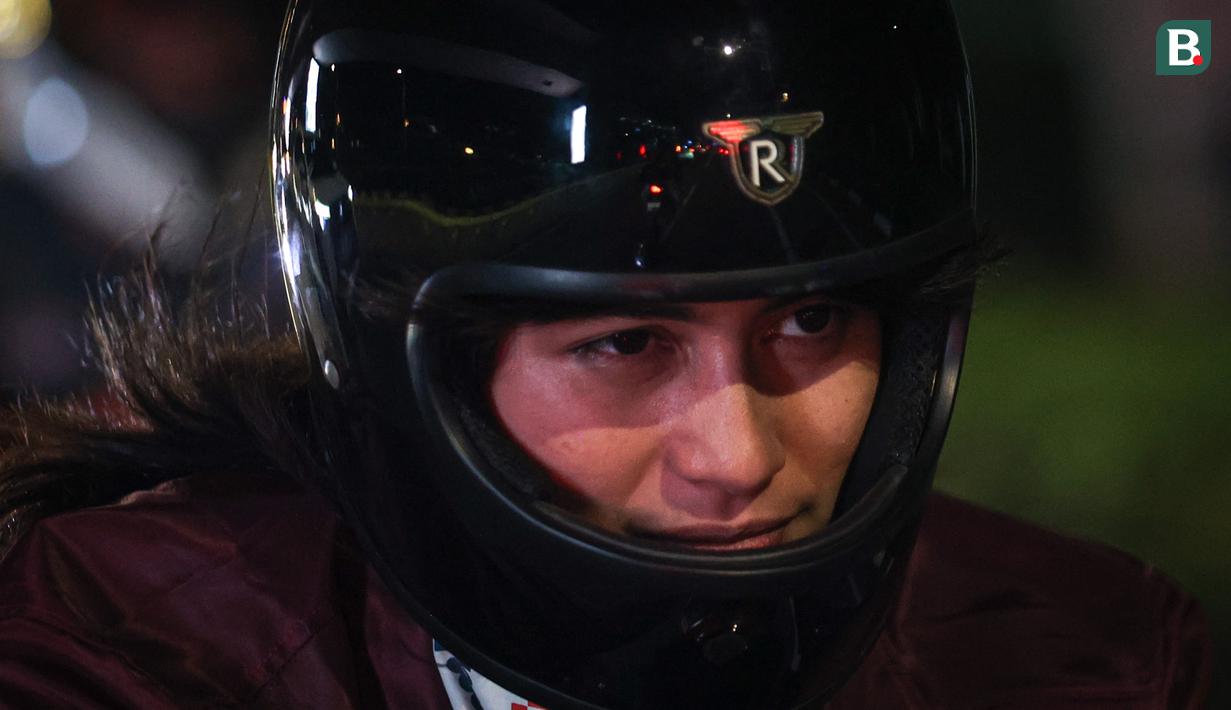 Selebritas Indonesia, Sintya Marisca saat mengikuti city riding bersama Pertamina Enduro di Jalan MH Thamrin, Jakarta, Minggu (26/11/2023). (Bola.com/Bagaskara Lazuardi)