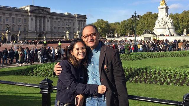 Jadi Ayah Sambung, Ini 6 Potret Kedekatan Suami Iis Dahlia dan Salshadilla