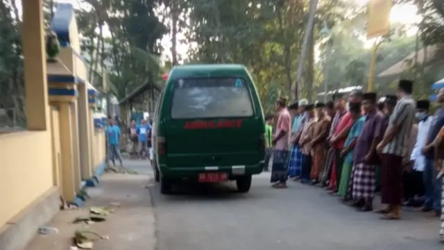 Sekelompok warga di Bantul, Yogyakarta nekat makamkan jenazah pasien Covid-19 tanpa protokol kesehatan. (Foto: Istimewa)