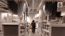 Pengunjung berjalan diantara produk display pada salah satu mall ritel modern di kawasan Alam Sutera, Tangerang Selatan, Banten, Kamis (19/3/2020). Sejumlah ritel modern non-pangan telah mengalami tekanan yang cukup dalam akibat merebaknya virus corona di Indonesia. (merdeka.com/Arie Basuki)