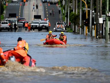 Pekerja darurat melakukan patroli untuk mengevakuasi penduduk dari banjir di pinggiran Kota Melbourne, Maribyrnong, Australia, Jumat (14/10/2022). Sejumlah area di Australia dilanda banjir akibat curah hujan tinggi, Melbourne di negara bagian Victoria pun juga terendam banjir. (William WEST/AFP)