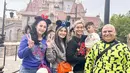 Mengunjungi Tokyo Disneyland, Angbeen tampil simple memadukan long sleeve top warna abu-abu, skinny jeans, dan sneakers putih. (Instagram/angbeenrishi).