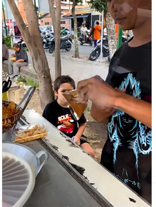 Tidak hanya parasnya yang ganteng dan bule yang menarik perhatian warganet, tapi juga suka gaya sederhana dan juga sopannya dengan para pedang. [Instagram/inijedar]