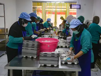 Pekerja menyiapkan paket makanan untuk program makan bergizi gratis (MBG) di salah satu dapur Satuan Pelayanan Pemenuhan Gizi (SPPG) Yasmin, Kota Bogor, Kamis (9/10/2025). (merdeka.com/Arie Basuki)