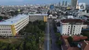 Foto udara suasana pedestrian di kawasan Kota Tua, Jakarta, Kamis (1/9/2022). Jalur pedestrian yang menghubungkan Stasiun Jakarta Kota dengan Kawasan Wisata Kota Tua itu selesai direvitalisasi dan sudah bisa digunakan pejalan kaki. (Liputan6.com/Herman Zakharia)