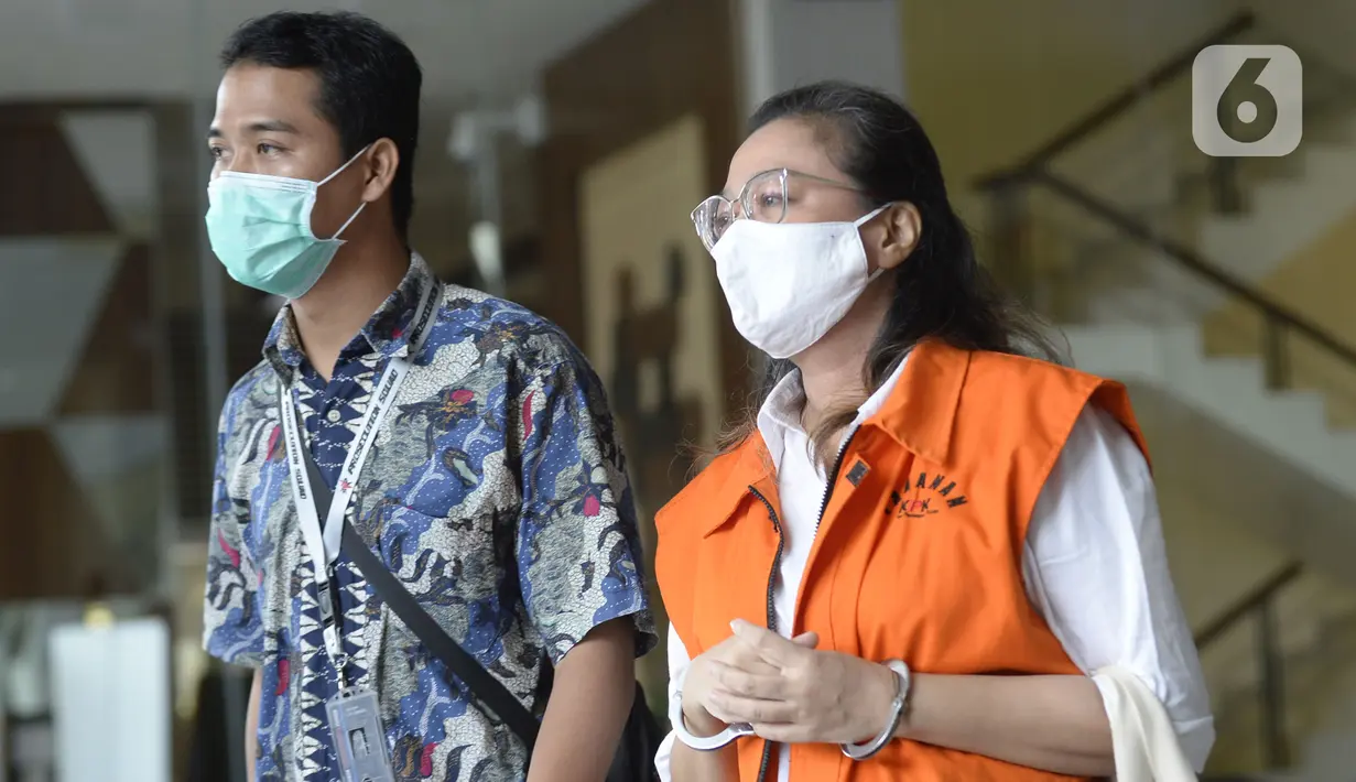 Mantan Asisten Komisioner KPU Wahyu Setiawan, Agustiani Tio Fridelia (kanan) usai menjalani sidang dakwaan di Gedung KPK, Jakarta, Kamis (28/5/2020). Agustiani Tio Fridelia menjalani sidang dakwaan terkait dugaan suap PAW anggota DPR RI periode 2019-2024, Harun Masiku. (merdeka.com/Dwi Narwoko)