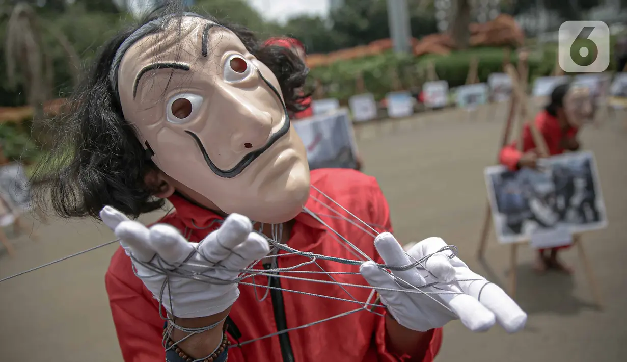 Aktivis melakukan happening art di kawasan Patung Kuda, Jakarta, Selasa (15/12/10). Aksi ini merefleksikan potret Indonesia di tahun 2020 #bersikanIndonesia, di tahun kelam bagi demokrasi yang dipertontonkan di ruang publik seperti korupsi, dikeberinya fungsi KPK. (Liputan6.com/Faizal Fanani)