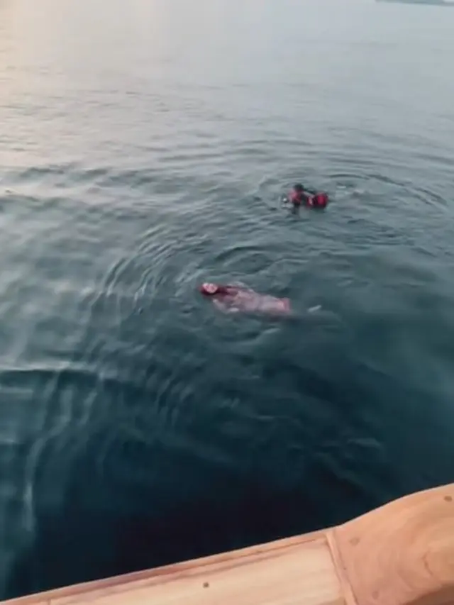 Ria Ricis berenang pakai gamis (TikTok/riaricis)