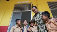 Menteri Kebudayaan dan Pendidikan Dasar dan Menengah Anies Baswedan berbincang dengan para siswa SD di Depok, Jawa Barat. Foto diambil pada Jumat (14/11/2014) (Dokumentasi Pribadi)