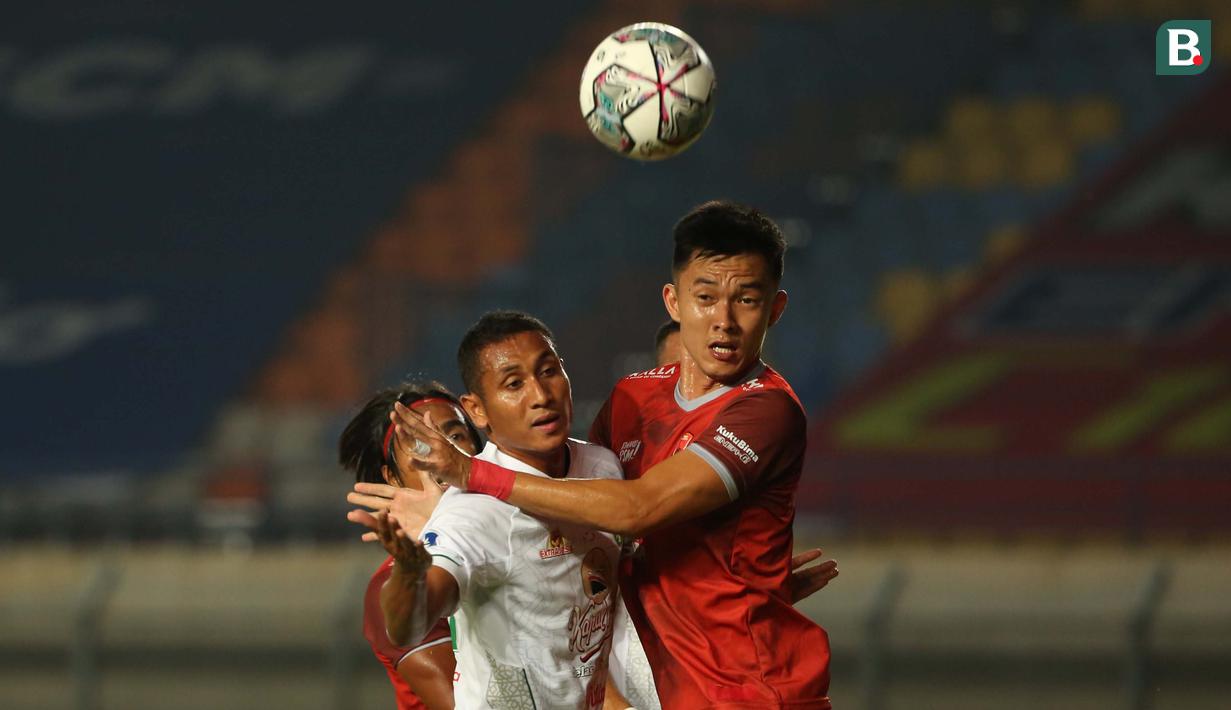 Babak kedua dimulai dengan jual beli serangan yang dilakukan oleh PSM dan Persebaya. Namun, belum ada ancaman berarti dari kedua kubu sampai menit ke-50 pertandingan. (Bola.com/Ikhwan Yanuar)