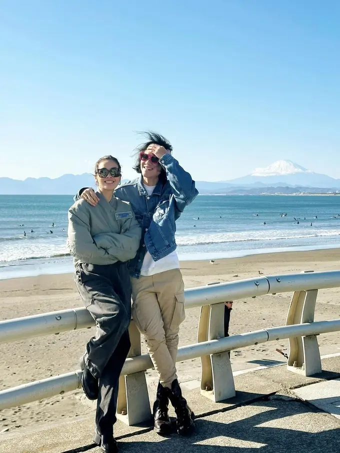 Vino G. bastian dan Marsha Timothy di Jepang. [Foto: Instagram/marshatimothy]