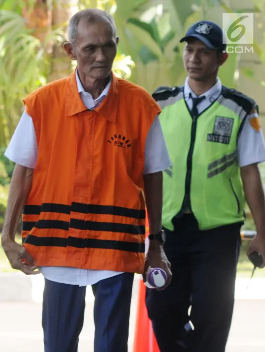 Mantan anggota DPRD Sumatera Utara Elezaro Duha (kiri) saat akan menjalani pemeriksaan di Gedung KPK, Jakarta, Senin (10/9). Elezaro diperiksa sebagai tersangka terkait dugaan suap. (Merdeka.com/Dwi Narwoko)