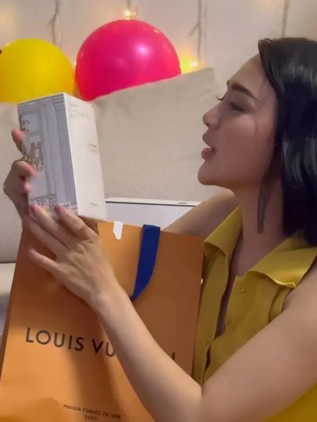 Potret Wika Salim saat membuka kado (Sumber: Instagram/wikasalim)