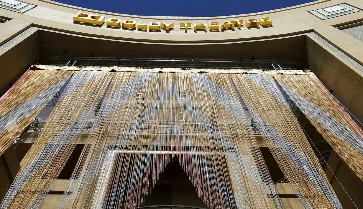 Pintu masuk ke Theatre Dolby terlihat selama persiapan untuk 88 Academy Awards di Hollywood, California (24/2). Piala Oscar merupakan penghargaan film Amerika untuk menghargai suatu karya industri film. (REUTERS/Mike Blake)