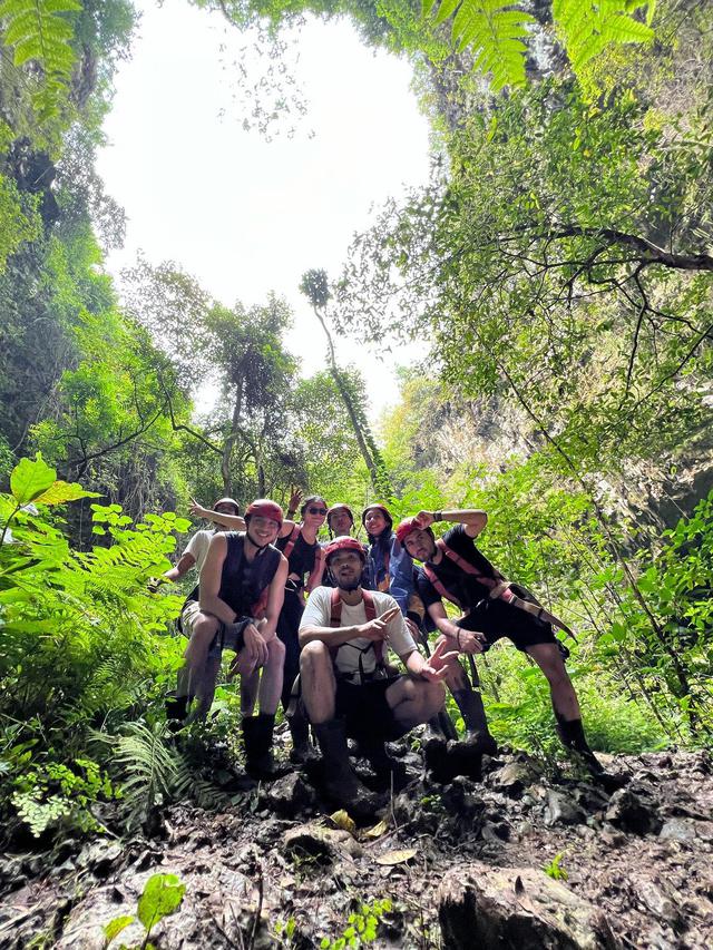 6 Momen Seru Refal Hady Liburan ke Gua Jomblang Bersama Sabahat