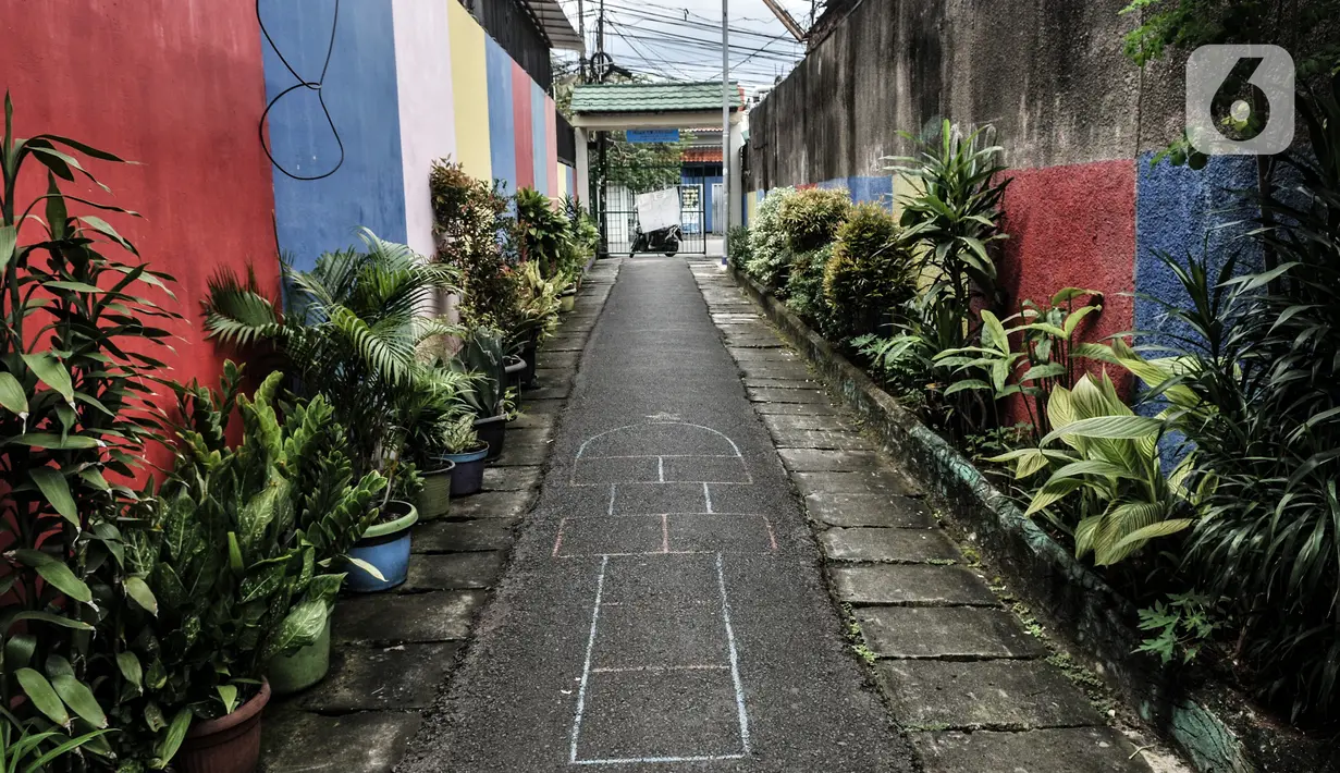 Suasana sepi aktivitas di wilayah zona merah COVID-19 RW 01 Kelurahan Bungur, Jakarta, Rabu (10/2/2021). Pemprov DKI Jakarta mencatat wilayah zona merah COVID-19 melonjak jadi 82 rukun warga (RW). (merdeka.com/Iqbal S. Nugroho)