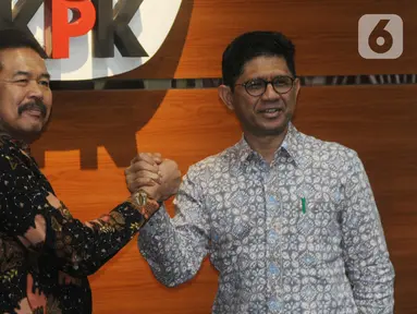 Jaksa Agung ST Burhanudin (kiri) menjabat tangan Wakil Ketua KPK Laode Muhammad Syarif saat mendatangi Gedung KPK, Jakarta, Jumat (8/11/2019). Pertemuan itu membahas sinergi dalam penanganan pemberantasan tindak korupsi antara KPK dan Kejaksaan Agung. (merdeka.com/Dwi Narwoko)