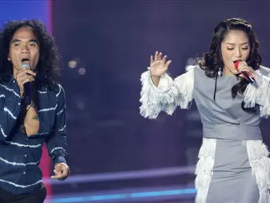 Aksi kolaborasi Siti Badriah (kanan) bersama vokalis Slank Kaka (kiri) dalam acara Badai Uang Ratusan Miliar yang dipersembahkan oleh Bukalapak di Jakarta, Kamis (26/7). (Liputan6.com/Herman Zakharia)