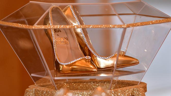Sepasang sepatu high heels 'The Passion Diamond' dipamerkan di Burj Al Arab, Dubai, Uni Emirat Arab, Rabu (26/9). Dibanderol dengan harga sekitar Rp 253,7 miliar, sepatu ini diklaim sebagai yang termahal di dunia. (AFP PHOTO / GIUSEPPE CACACE)
