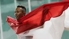 Pelari Indonesia, Abdul Halim Dalimunthe, melakukan selebrasi usai finis di posisi dua nomor 100M T11 pria pada Asian Para Games di SUGBK, Jakarta, Rabu (10/10/2018). Abdul Halim meraih medali perak. (Bola.com/M Iqbal Ichsan)