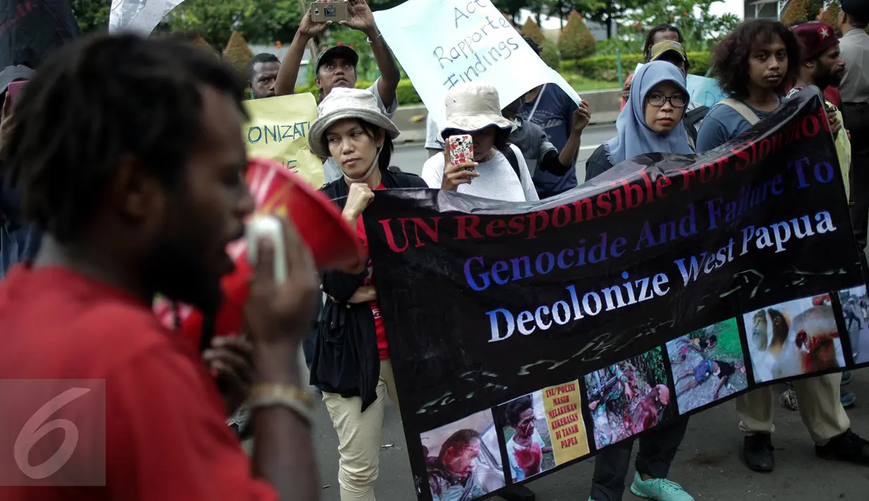 Puluhan mahasiswa yang tergabung dalam Front Rakyat Indonesia untuk West Papua berunjuk rasa di depan Kantor PBB, Jakarta, Senin (3/4). Dalam aksinya mereka menuntut PBB harus bertanggung jawab meluruskan sejarah PEPERA. (Liputan6.com/Faizal Fanani)