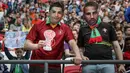 Seorang suporter Portugal memakai topeng berupa wajah Cristiano Ronaldo saat laga Grup A Piala Konfederasi melawan Meksiko di Stadion Kazan Arena, Kazan, Minggu (18/6/2017). (EPA/Mario Cruz)