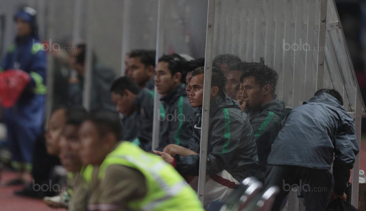 Rezaldi Hehanusa dan Hanif Sjahbandi serius menyaksikan lga Indonesia U-23 melawan Suriah U-23 pada laga persahabatan di Stadion Wibawa Mukti, Bekasi, Rabu (16/11/2017). Indonesia kalah 2-3. (Bola.com/NIcklas Hanoatubun)