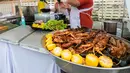 Para penjual memasak lobster dalam festival kuliner di kota tua Phuket, Thailand (13/9/2020). Festival selama dua hari itu digelar untuk mendorong pariwisata dan perekonomian setempat. (Xinhua/Zhang Keren)