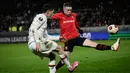 Rennes memulai laga dengan tempo tinggi, dan Rossoneri harus bekerja keras menjaga alur permainan. (LOIC VENANCE/AFP)