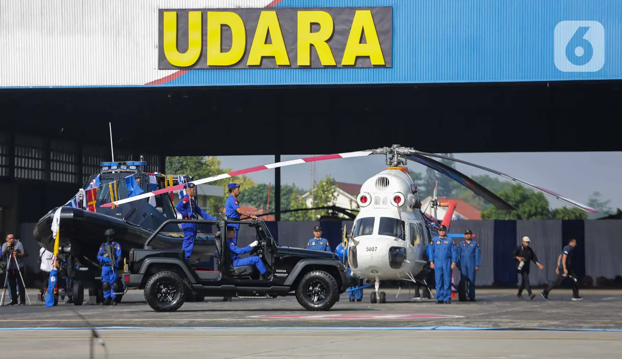 Kapolri Jenderal Idham Azis mengecek pasukan saat upacara HUT ke-69 Polairud di Mako Polairud, Pondok Cabe, Tangerang, Banten, Rabu (4/12/2019). HUT bertema 'SDM Unggul dengan Almatsus Modern, Korpolairud Baharkam Polri Siap Menjaga Stabilitas Keamanan Dalam Negeri'. (Liputan6.com/Faizal Fanani)