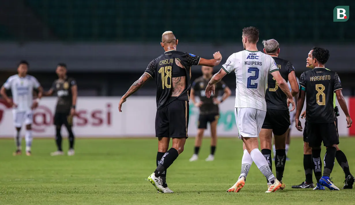 Pemain Bhayangkara FC, Crislan Henrique (tengah kiri) bersitegang dengan pemain Persib Bandung, Nick Kuipers setelah jerseynya robek saat laga lanjutan BRI Liga 1 2023/2024 antara Bhayangkara FC melawan Persib Bandung di Stadion Patriot Candabhaga, Bekasi, Sabtu (23/09/2023). (Bola.com/Bagaskara Lazuardi)