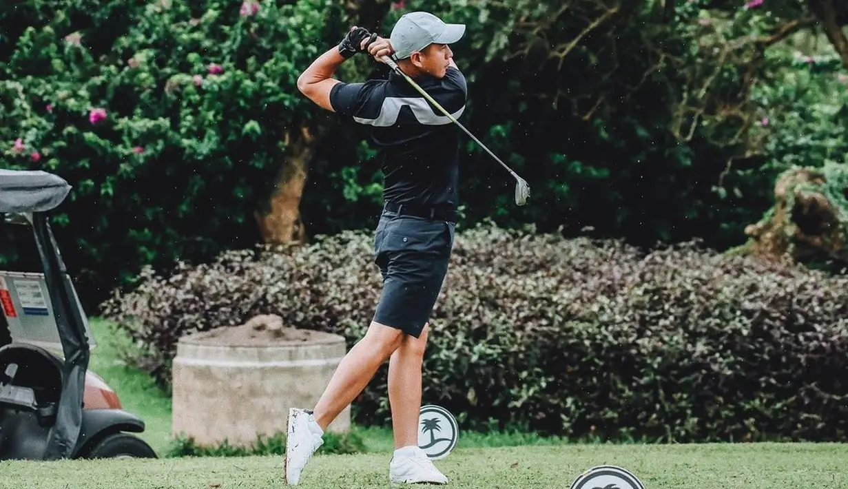 "Saya masih sendiri karena belum ketemu aja, udah gitu aja. Kalau ada yang bilang, 'nanti keburu ketuaan', saya jawab ya tidak apa-apa," ungkap Herjunot Ali. (Instagram/herjunotali.studio)