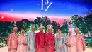 Nagita Slavina dan Raffi Ahmad hadir menjadi among tamu dengan pakaian serba baby blue. Raffi Ahmad tampak mengenakan beskap dipadukan bawahan kain songket di atas celana panjang. [@raffinagita1717]