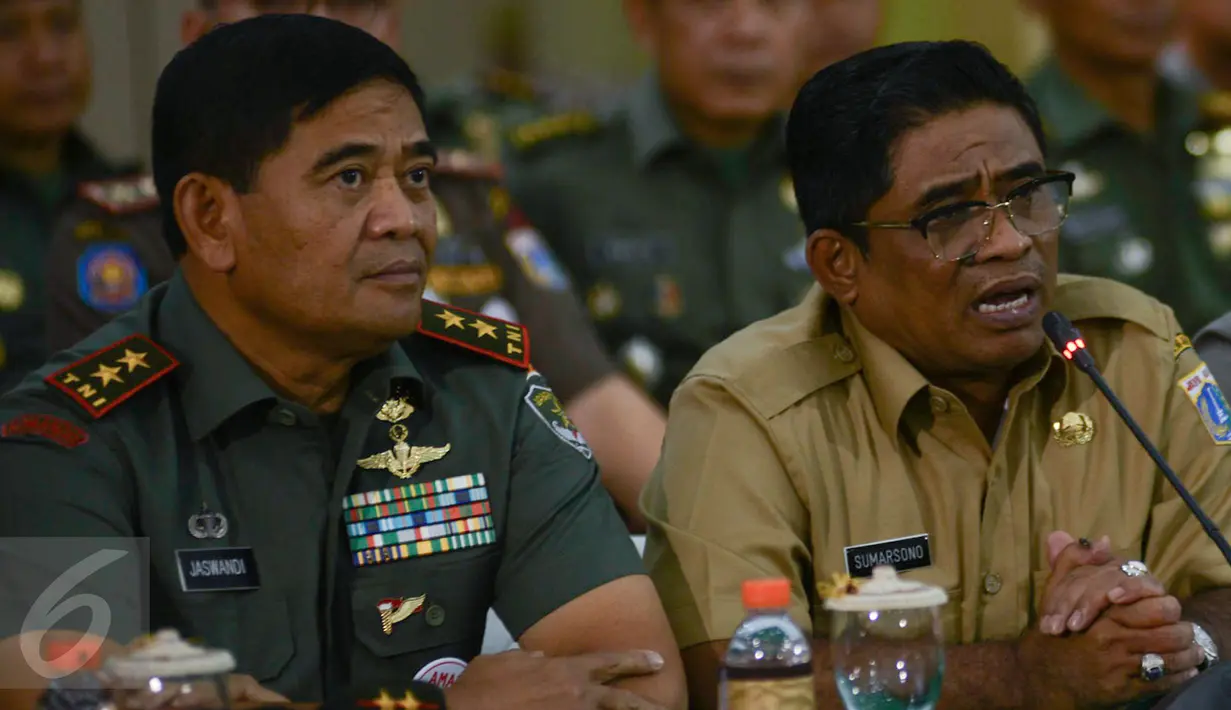 Plt Gubernur DKI Sumarsono dan Pangdam Jaya Mayjen TNI Jaswandi saat konfrensi pers di Aula Sudirman, Jakarta Timur, Kamis (13/4). Kapolda Metro, Pangdam Jaya dan Plt Gubernur rapat pengamanan Pilgub DKI 2017 putaran kedua. (Liputan6.com/Yoppy Renato)