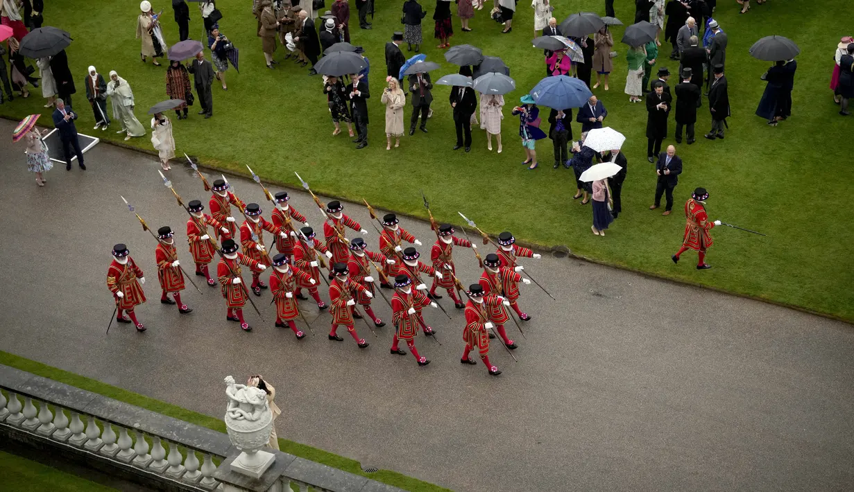 Yeoman Warders yang dijuluki Beefeaters berbaris pergi setelah menghadiri pesta kebun pertama musim ini di Istana Buckingham, London, Inggris, 11 Mei 2022. Ratu Inggris Elizabeth II akan melewatkan musim pesta kebun kerajaan tradisional di mana dia biasanya bertemu dengan ratusan orang di halaman kediamannya di London dan Edinburgh. (AP Photo/Matt Dunham, Pool)