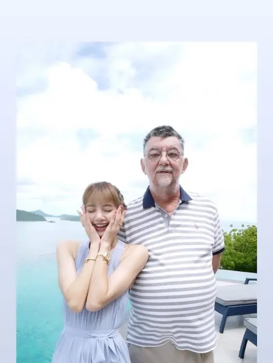 Sang ayah tentu sangat bangga melihat pencapaian hebat Lisa yang dikenal di seluruh dunia. [via koreaboo]