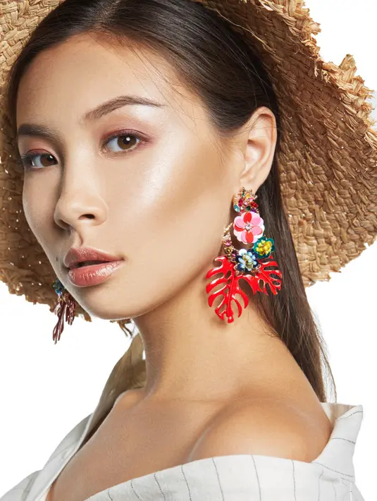 Accessories. Fashion item yang satu ini bisa banget mendukung penampilan kamu untuk terlihat lebih muda. Namu, ingat yaa jangan memadukannya dengan memakai semua jenis accessories karena penampilanmu akan terlihat berlebihan.   / copyright shutterstock