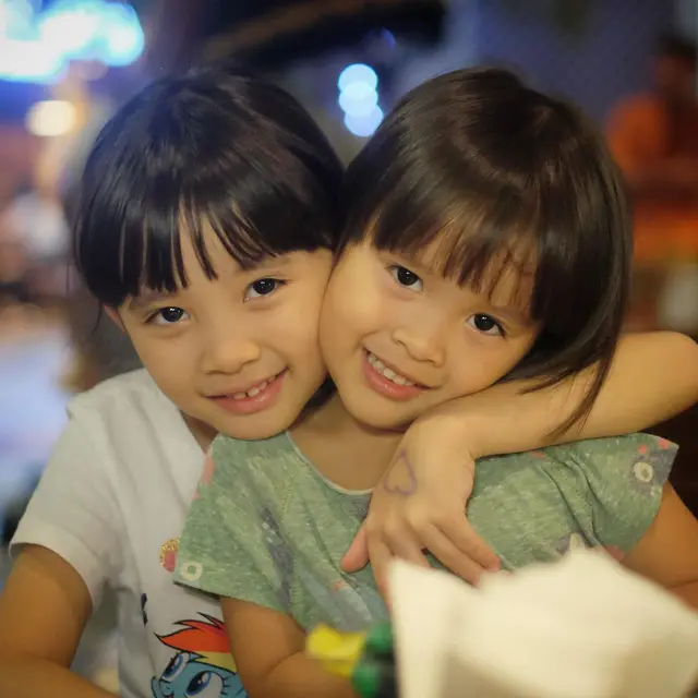 Jadi Anak Sulung, Ini 6 Potret Kana Sybilla Bramantyo Momong Keempat Adiknya