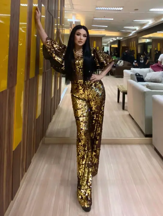 Saat tampil di sebuah acara, Titi DJ tampil memukau dengan gaya busana yang glamor. Wanita 56 tahun ini memakai busana bling-bling berwarna emas. Bukannya norak, penampilan ibunda dari Stephanie Poetri ini justru sangat memikat. Riasannya yang ciamik sukses bikin pangling. (Liputan6.com/IG/@ti2dj)