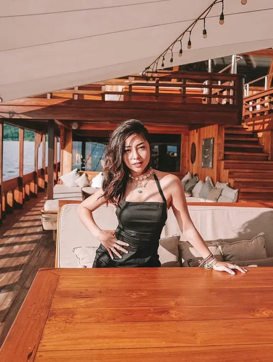 Nikita Willy mungkin baru berusia 25 tahun, tapi penampilannya yang dewasa tak pernah gagal memukau banyak orang. Gadis yang dijuluki ratu sinetron ini dikenal cantik sedari kecil dan juga mahir berakting. Tak heran dirinya banyak bintangi sinetron dan film. (Liputan6.com/IG/@nikitawillyofficial94)