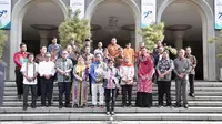 Sebanyak 32 rektor atau pimpinan perguruan tinggi negeri dan perguruan tinggi swasta di Yogyakarta menyampaikan seruan moral tentang pemilihan umum (pemilu) dan demokrasi, Sabtu (17/9) di Balairung Universitas Gadjah Mada (UGM). (Liputan6.com/dok.UGM)