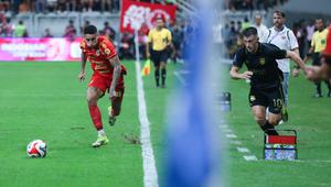 Pemain Persija Jakarta, Bruno Tubarao, berebut bola dengan pemain Borneo FC Samarinda, Mariano Peralta, dalam laga pekan ke-24 BRI Super League di Jakarta International Stadium (JIS), Selasa (3/3/2026). (Bola.com/M Iqbal Ichsan)