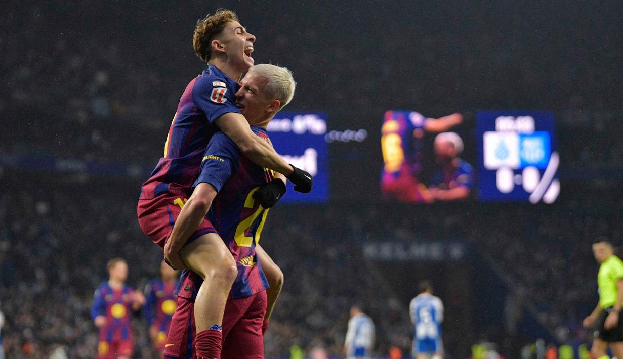 Gelandang Barcelona asal Spanyol, Daniel Olmo (kanan) merayakan gol bersama Fermin Lopez usai mencetak gol pada pertandingan pekan ke-18 Liga Spanyol 2025/2026 melawan RCD Espanyol di Stadion RCDE, Sabtu 3 Januari 2026 waktu setempat atau Minggu (4/1/2026) dini hari WIB. Derbi Catalunya antara RCD Espanyol dan Barcelona pada pekan ke-18 Liga Spanyol 2025/2026 berakhir dengan kemenangan Blaugrana. (MANAURE QUINTERO/AFP)