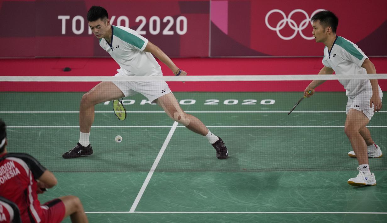 Pebulu tangkis Taiwan Lee Yang / Wang Chi-Lin saat bertanding melawan pebulu tangkis Indonesia Kevin Sanjaya / Marcus Gideon pada babak penyisihan grup ganda putra Olimpiade Tokyo 2020 di Tokyo, Jepang, Selasa (27/7/2021). Kevin Sanjaya / Marcus Gideon kalah. (AP Photo/Dita Alangkara)