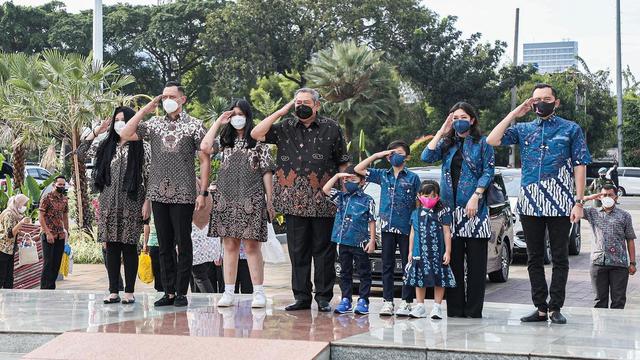 7 Momen SBY dan Keluarga Ziarah ke Makam Ani Yudhoyono di Hari Ultah ke-72