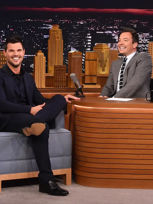 Meski belum ada foto selfie Taylor Lautner, namun dirinya mengunggah video berdurasi singkat yang lumayan mengocok perut. Video lucu tersebut di unggah Taylor bersama sahabatnya Adam Sandler. (AFP/Bintang.com)