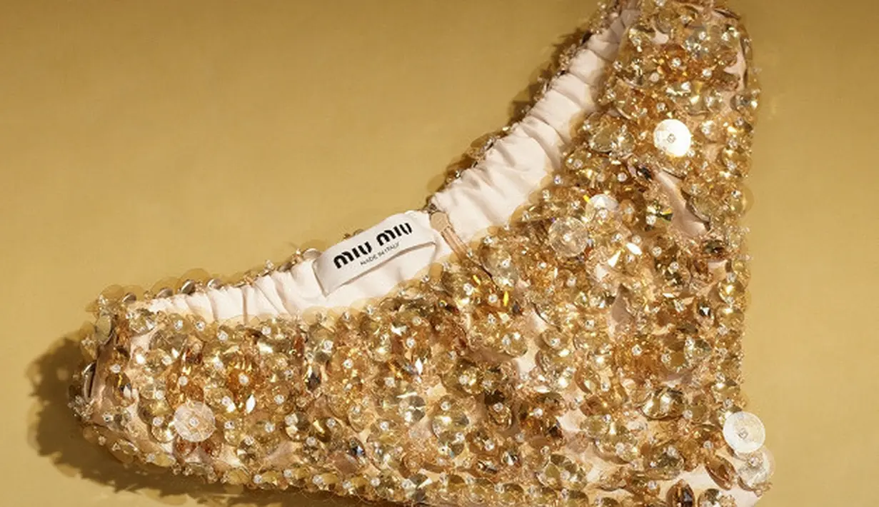 Miu Miu meluncurkan celana dalam seharga  $5.600 atau sekitar Rp87 jutaan, yang pertama kali diperlihat di ajang Milan Fashion Week. [Miu Miu]