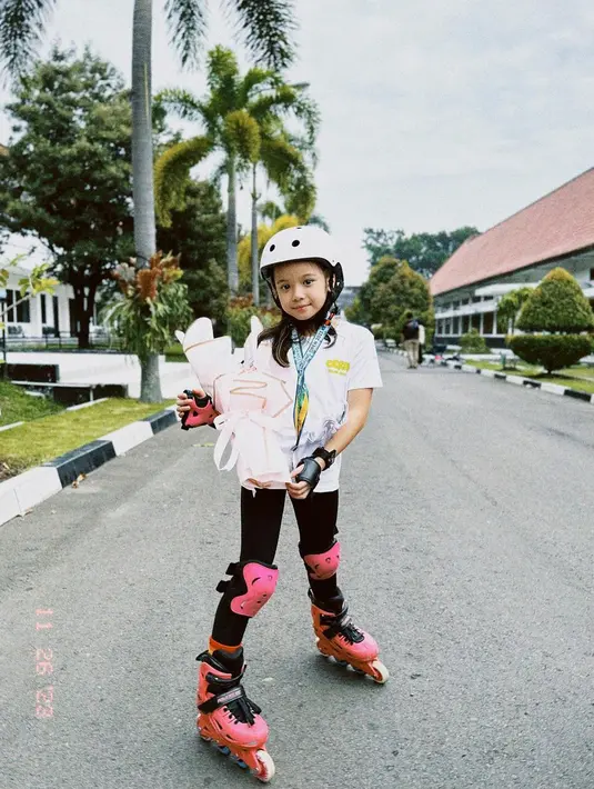 Potret gempi dengan medali melingkar di leher dan bunga setelah berhasil meraih juara. [Instagram/gadiiing]