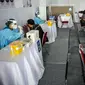 Petugas memeriksa tekanan darah pekerja swasta saat program Vaksinasi Gotong Royong di Sudirman Park Mall, Jakarta, Rabu (19/5/2021). Vaksinasi Gotong Royong memfasilitasi badan usaha yang mau membeli vaksin untuk karyawannya. (Liputan6.com/Faizal Fanani)