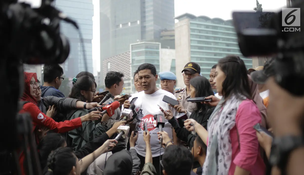 Kabid Humas Humas Polda Metro Jaya Kombes Raden Prabowo Argo Yuwono memberikan keterangan kepada awak media saat menggelar deklarasi antihoax disela kegiatan Car Free Day di Bundaran Hotel Indonesia, Jakarta, Minggu (18/3). (Liputan6.com/Faizal Fanani)